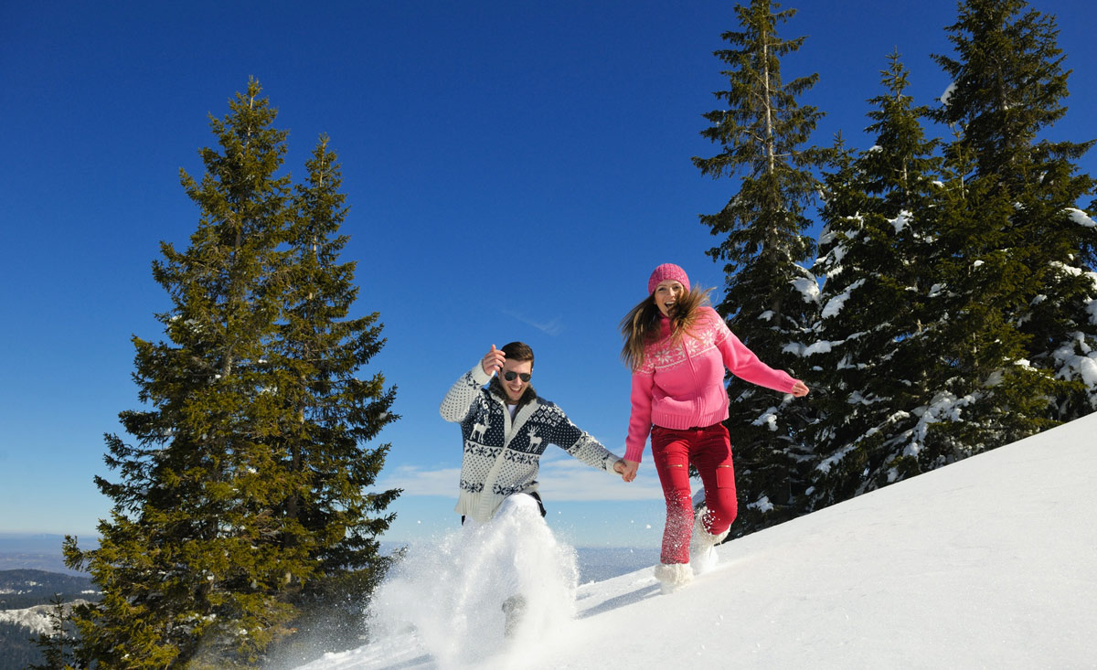 Romantischer Skiurlaub in Österreichs Top Skigebieten - Paar im Schnee